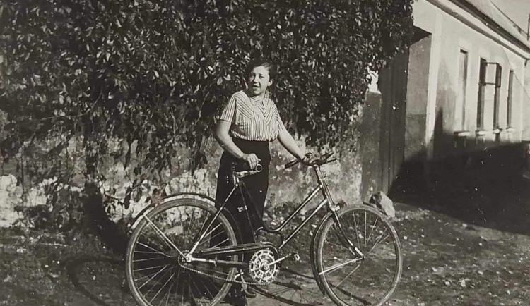 O tom, jak se máma vyučila prodavačkou a navštívil ji důstojník SS