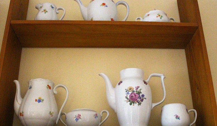 Čím se baví senioři? Třeba tím, že sbírají hrníčky, konvičky a cukřenky