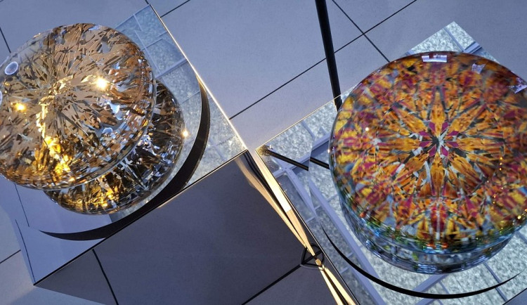 Fascinující světelné objekty z optického plexiskla – Ašot Haas v Galerii Nová síň