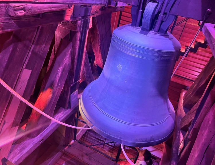 Zvon Augustin v Bílé věži je… 