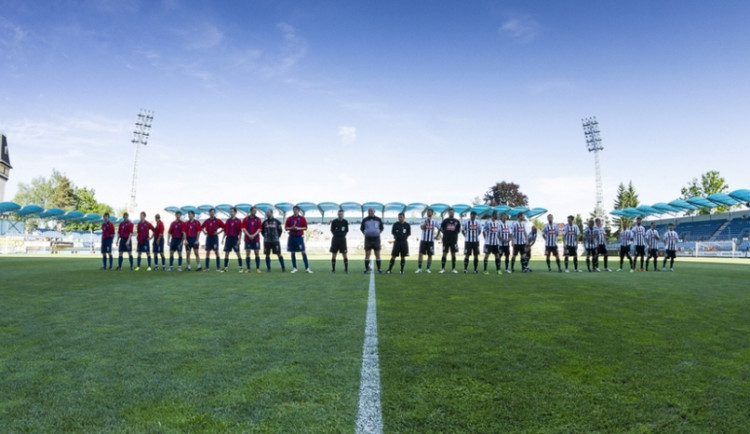 Proč fotbalisté vydělávají víc peněz než lékaři?