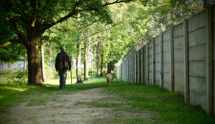 Olovo z kovošrotu zamořilo rybníky i park v Novém Vrátě