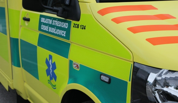 Přebíhaly hlavní silnici, starší žena už to ale nestihla