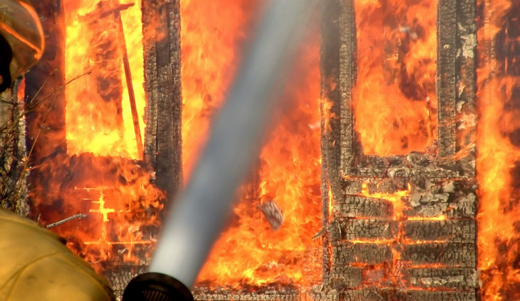 V Úsobí na Havlíčkobrodsku hořelo v rodinném domě, imobilního muže hasiči z domu vynesli