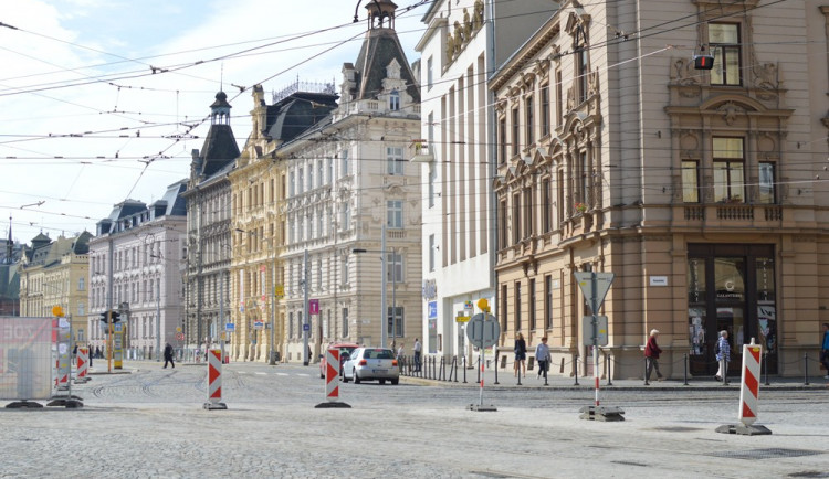 Tramvajová křižovatka v Legionářské ulici je opět průjezdná. Stavba byla dokončena s předstihem