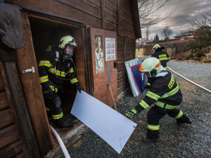 Hořelo v dřevěném přístavku, požár likvidovalo několik jednotek hasičů