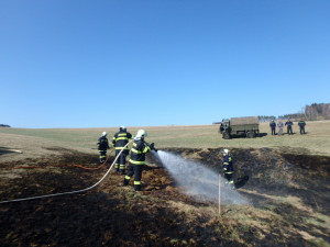 V sobotu řešili hasiči devět požárů travních a lesních porostů