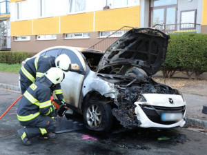 V hradecké Štefánikově ulici shořel osobní automobil