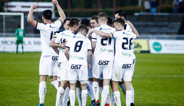 Hradečtí fotbalisté si připsali čtvrté vítězství v řadě, porazili Varnsdorf