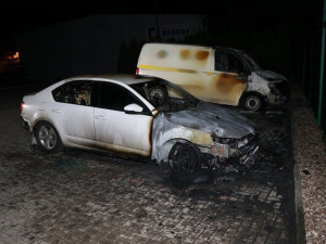 Hasiči likvidovali požár dvou automobilů, škoda byla vyčíslena na 900 tisíc