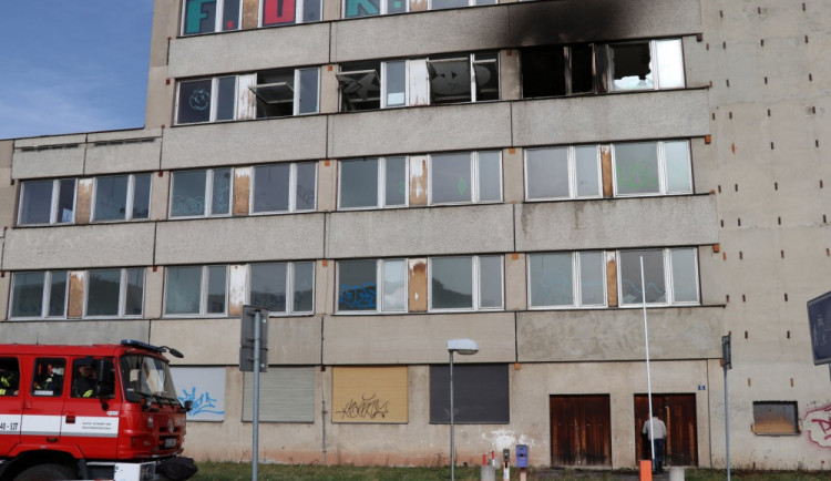 Požár ve třetím patře budovy v ulici Akademika Bedrny