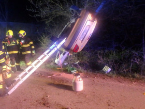 Auto "vylétlo" ze silnice, po nehodě zůstalo zaklíněno na sloupu veřejného osvětlení