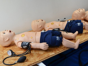 Nové moderní výukové modely pro záchranáře mohou omdlít i simulovat zvracení