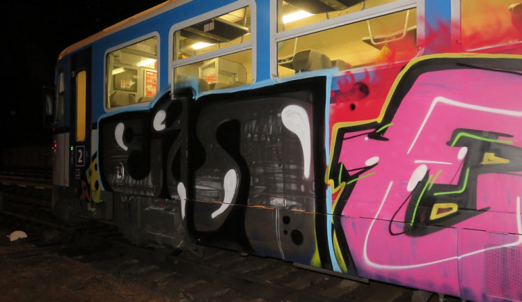 Posprejovaný vlak v Jičíně