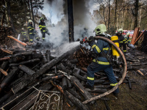 Sedm jednotek hasičů likvidovalo požár uskladněného dřeva