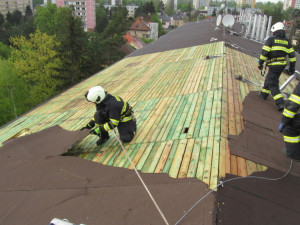 Včerejší bouřka napáchala řadu škod, nejvíce práce měli hasiči na Hradecku