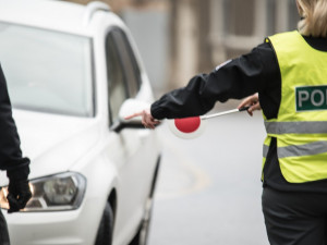 Policejní hlídka kontrolovala řidiče, narazila na zdrogovaného spolujezdce