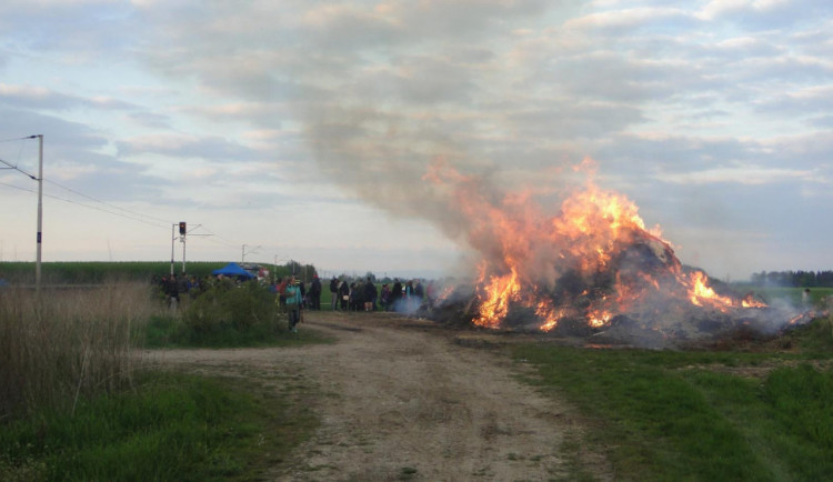 Nepovolené pálení, Lhota pod Libčany 30. 4. 2017