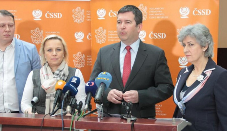 ČSSD o účasti ve vládě s ANO a podporou KSČM rozhodne v referendu