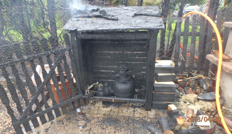 Požár tújí v Jaroměři