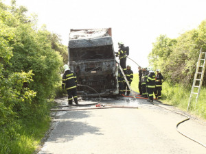 Kabina kamionu kompletně shořela. Řidič vyvázl bez zranění
