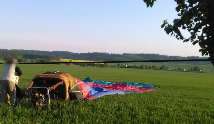Na Rychnovsku neplánovaně přistál horkovzdušný balón, zraněna byla jedna osoba