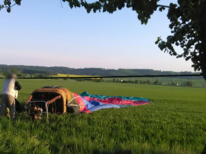 Na Rychnovsku neplánovaně přistál horkovzdušný balón, zraněna byla jedna osoba