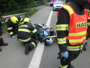 Během včerejšího svátečního dne zasahovali hasiči v Královéhradeckém kraji u tří nehod motorkářů