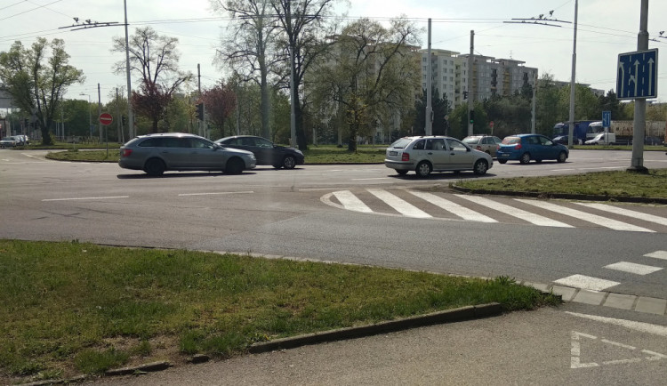Kruhový objezd v Brněnské ulici