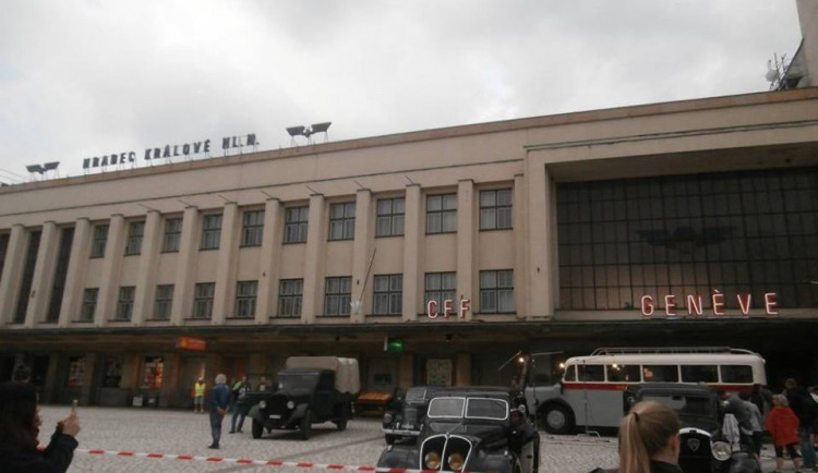 FOTO: Hradecké vlakové nádraží obsadili filmaři