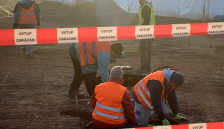 Archeologové a dělníci u Smiřic