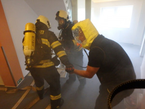 Zásah v hořícím hotelu si vyzkoušeli hasiči v Peci pod Sněžkou