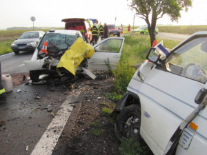 V Černilově se střetla dvě osobní vozidla, zraněni byli dva lidé