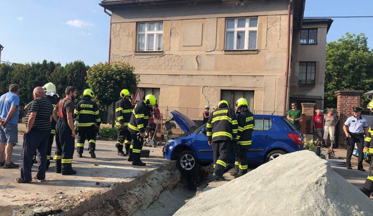 Dvaasedmdesátiletý řidič porušil dva zákazy. Se svým vozem skončil ve výkopu