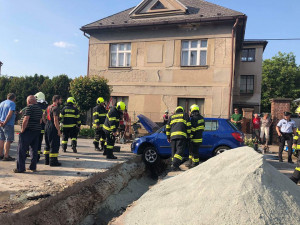 Dvaasedmdesátiletý řidič porušil dva zákazy. Se svým vozem skončil ve výkopu