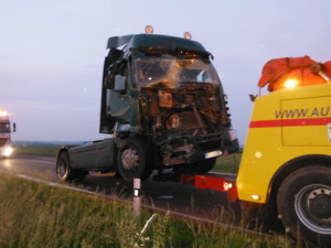 Nehoda dvou kamionů v noci blokovala silnici I/35