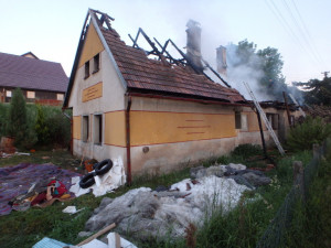 Požár domu likvidovalo pět jednotek hasičů. Hořet začalo kvůli nedbalosti majitele
