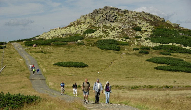 Opravy cest uzavřou v Krkonoších některé turistické trasy