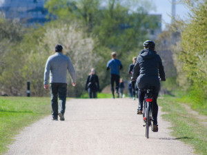 Bezpečná a zdravá cyklistika. Projekt Na kole jen s přilbou míří do desítek našich měst