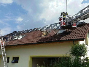 V Býšti hořela střecha rodinného domu. Zásah komplikovaly fotovoltaické panely