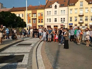 Proti Babišovi protestovaly v Hradci stovky lidí