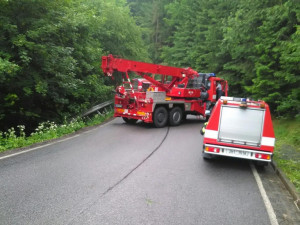 Auto prorazilo svodidla, z lesa ho museli vyprostit hasiči speciálním jeřábem