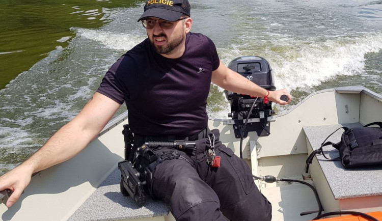 Policista na přehradě Les Království