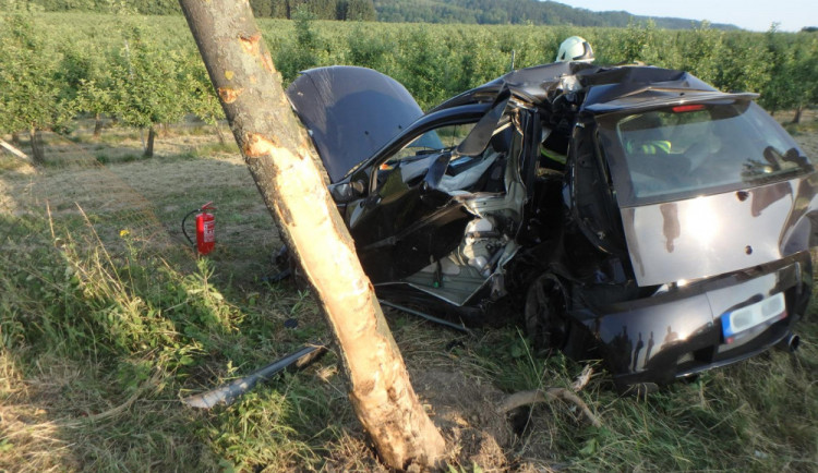 Auto narazilo do stromu a skončilo v poli. Jedna osoba si z nehody odnesla zranění