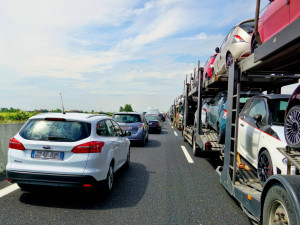 Nehoda zcela uzavřela D11 na 65 km, objížďka je přes Chlumec