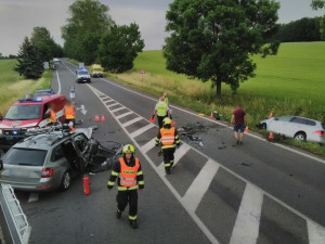 V průběhu neděle došlo ke dvěma vážným dopravním nehodám. Zasahoval i záchranářský vrtulník