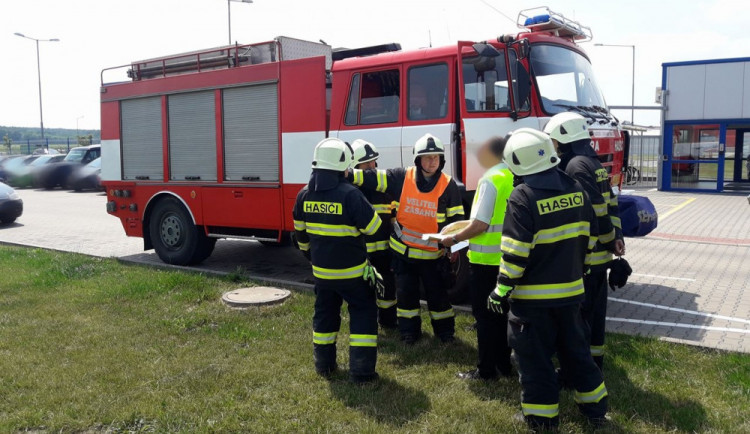 V průmyslové zóně Zábědov dnes unikly do vodního toku dva až tři metry krychlové ethylacetátu