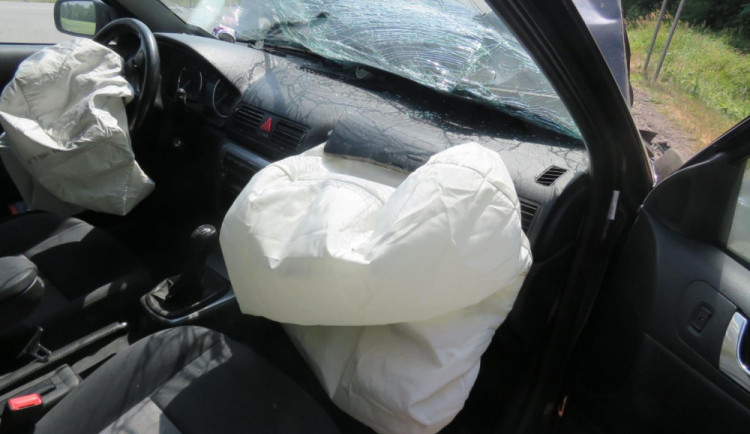 Mladík nedobrzdil svůj vůz, naboural do nákladního vozidla před sebou