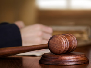 Krajský soud potrestal loupeže u náchodského Kauflandu