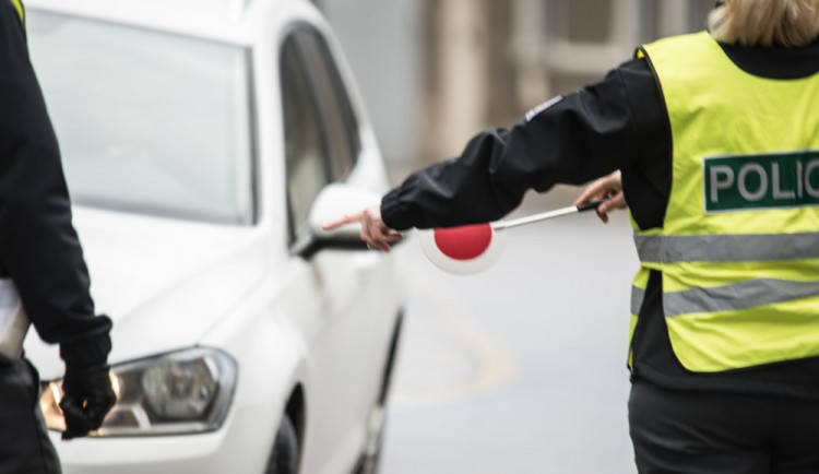 Muž se zákazem řízení opět usedl za volant. Navíc byl pod vlivem drog